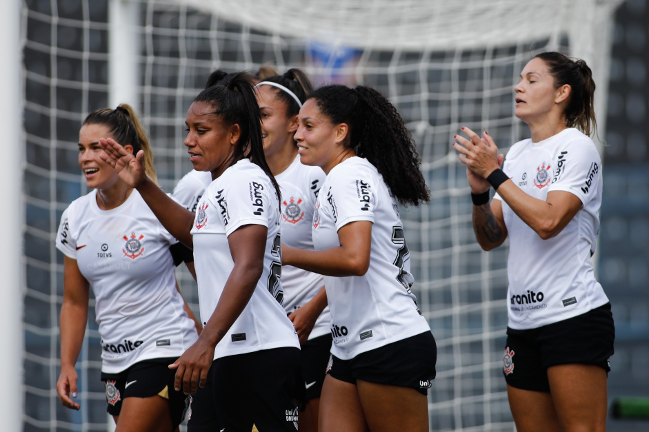 Jogadoras do Corinthians comemoram goleada sobre o Cruzeiro