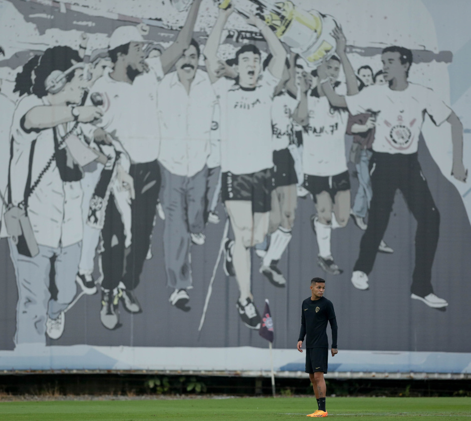 Adson no CT Joaquim Grava em frente ao mural do Mundial de Clubes de 2012