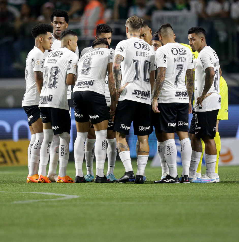 Jogadores do Corinthians conversando antes do jogo contra o Palmeiras pelo Brasileiro