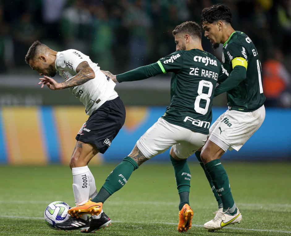 Maycon protegendo a bola enquanto jogadores do Palmeiras tentam roub-la