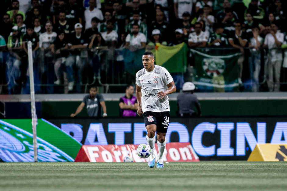 Murillo em campo durante jogo contra o Palmeiras pelo Brasileiro