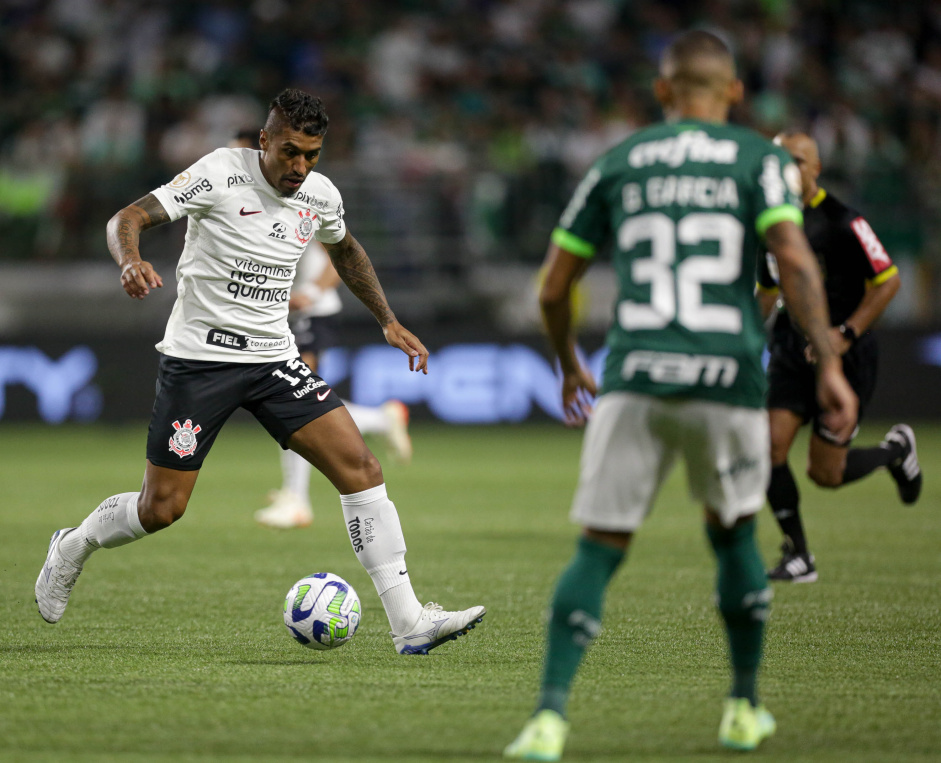 Paulinho se preparando para chutar a bola durante jogo contra o Palmeiras