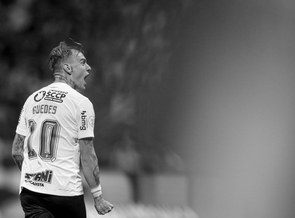 Rger Guedes comemorando, em foto com efeito preto e branco, o gol do Corinthians no Drbi