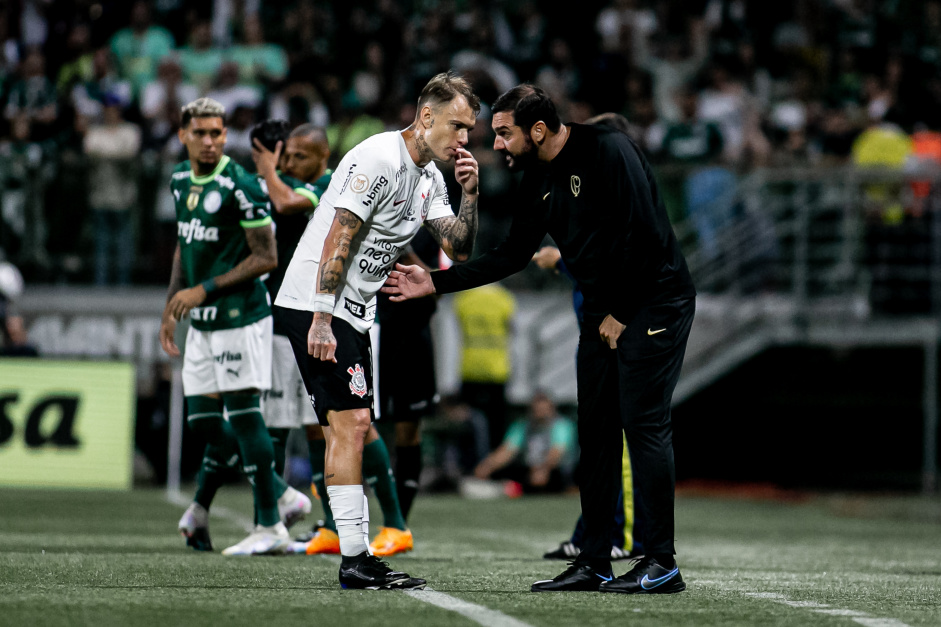 Rger Guedes conversando com Danilo no gramado do Allianz Parque, durante jogo contra o Palmeiras