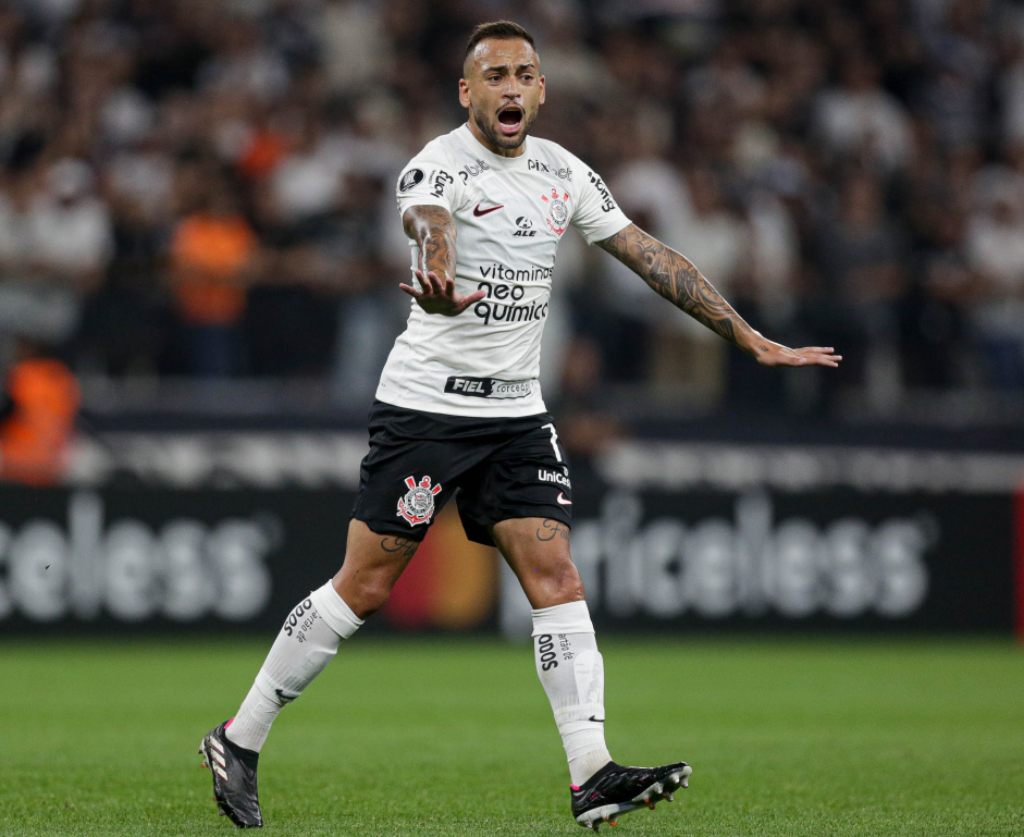 Maycon pedindo calma aos companheiros durante a partida contra o Del Valle