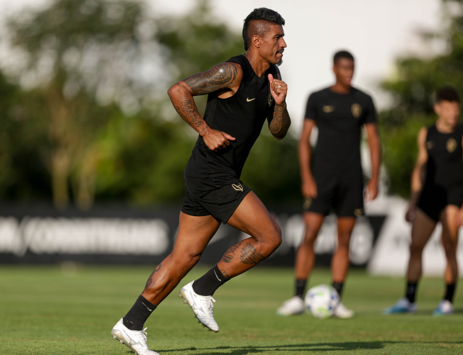 Paulinho em movimento durante o treino do Corinthians