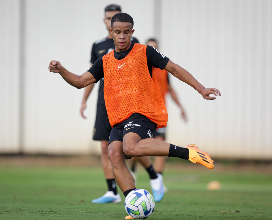 Pedro em ao no treino da tarde no CT Joaquim Grava