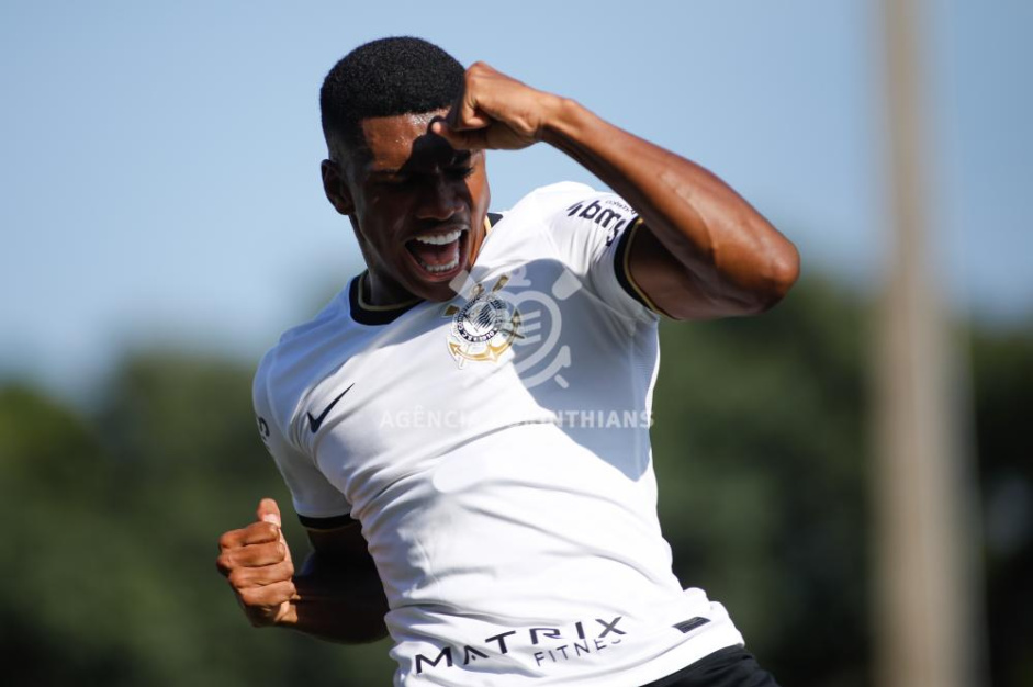 Felipe Augusto marcou trs gols na vitria do Corinthians sobre o ECUS e entrou na disputa pela artilharia do Paulisto Sub-20