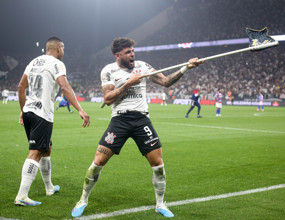 Yuri Alberto festejando o gol marcado contra o Fortaleza; Murillo aparece de costas
