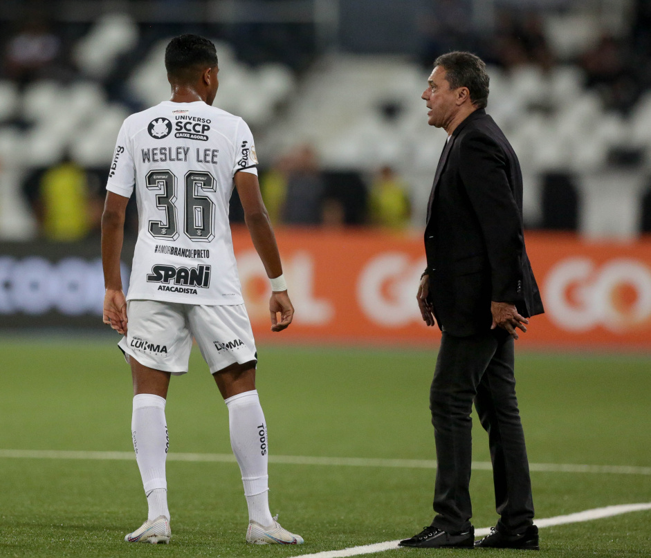 Wesley e Luxemburgo durante jogo do Corinthians contra o Botafogo