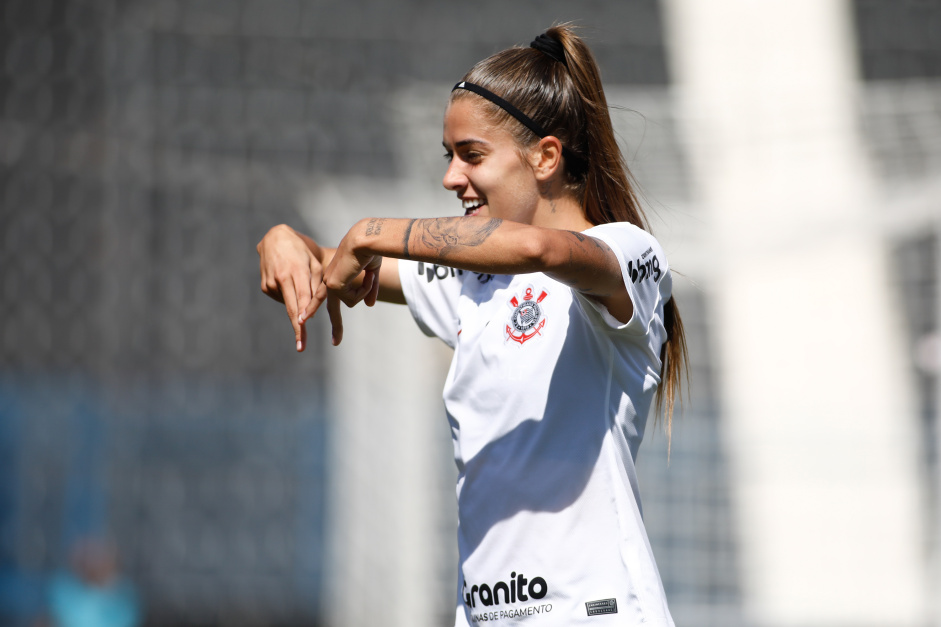 Jheniffer comemorando gol contra o Santos, pelo Brasileiro Feminino