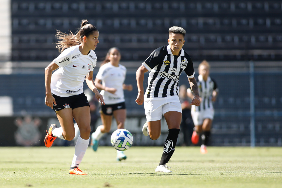 Jheniffer durante clssico entre Corinthians e Santos, pelo Brasileiro Feminino