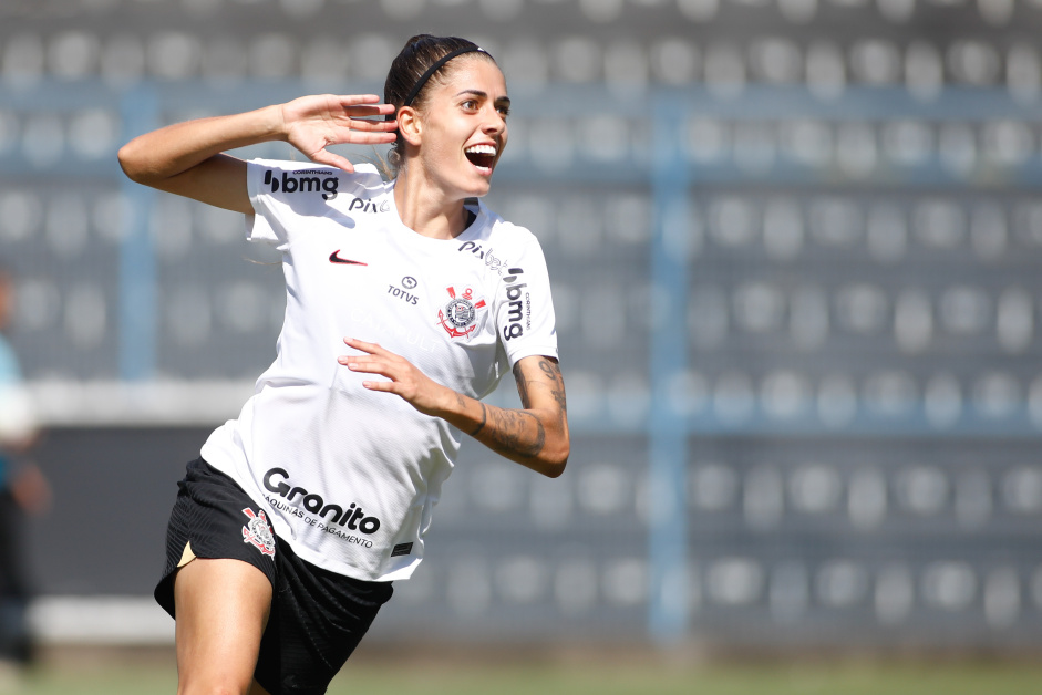 Jheniffer festejando gol contra o Santos, pelo Brasileiro Feminino