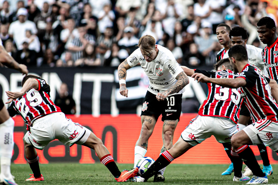 Rger Guedes disputa bola contra jogadores do So Paulo