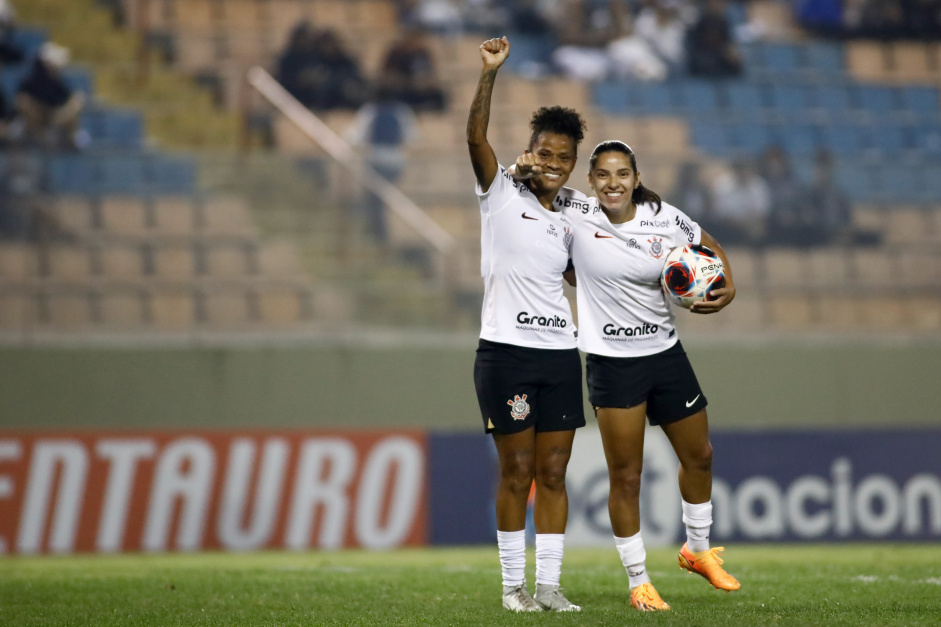 Grazi e Millene comemoram gol do Corinthians sobre SKA Brasil
