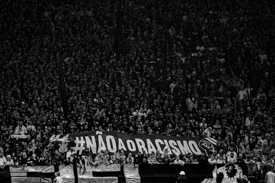 Torcida do Corinthians levanta faixa de no ao racismo na arquibancada