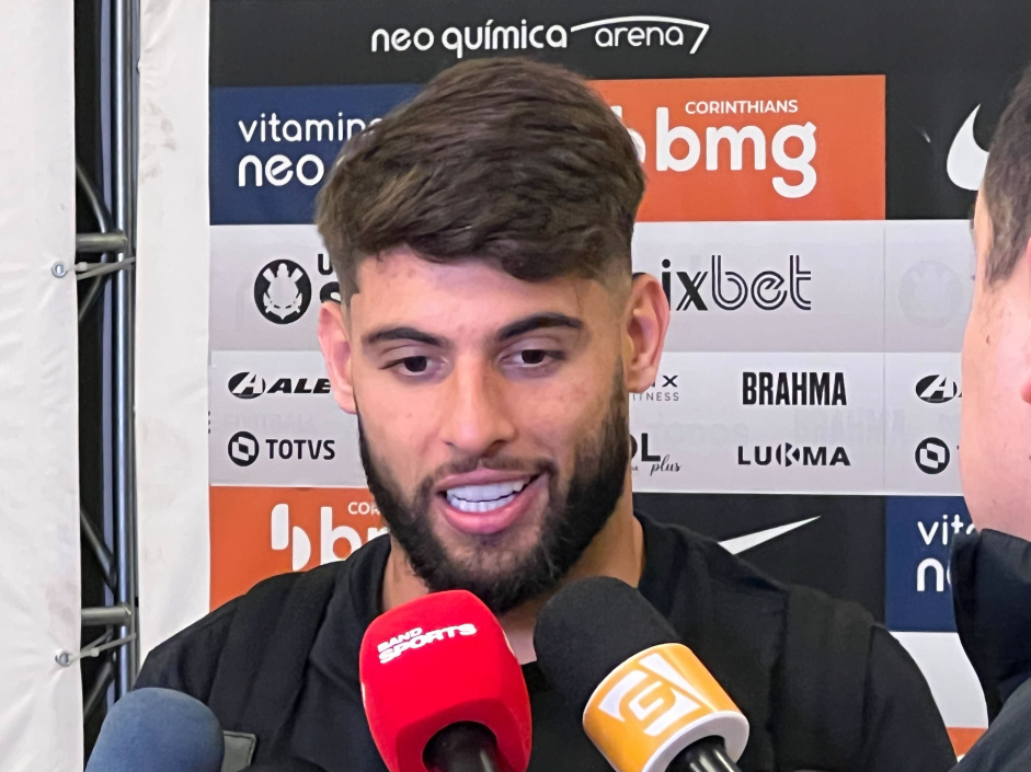 Yuri Alberto fala com jornalistas aps vitria contra o Fluminense