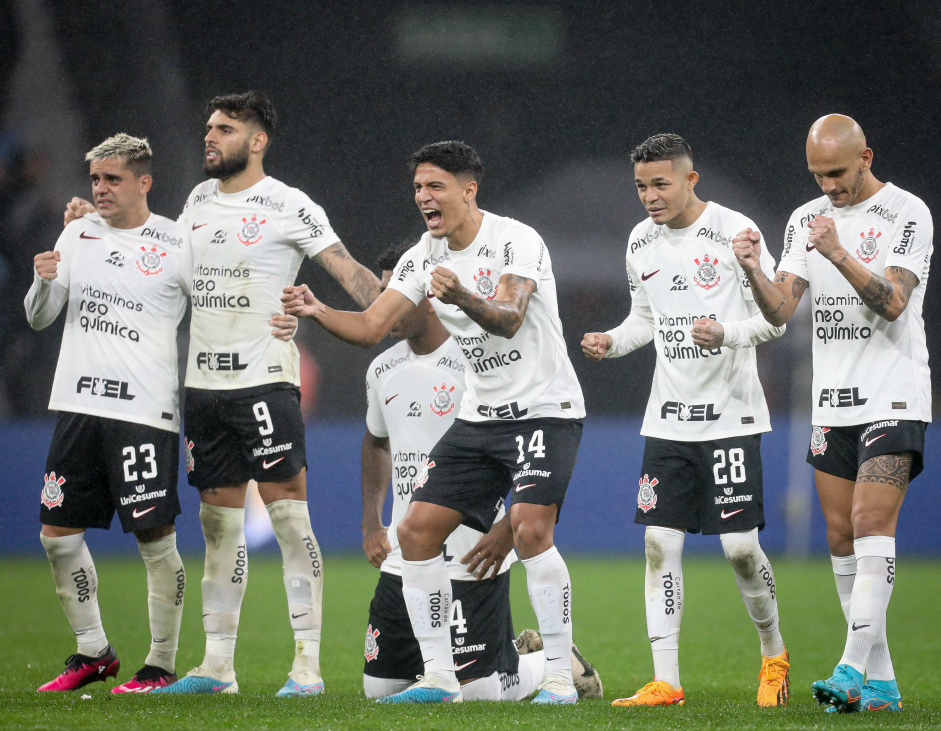 Jogadores do Corinthians durante disputa de pnaltis contra o Atltico-MG