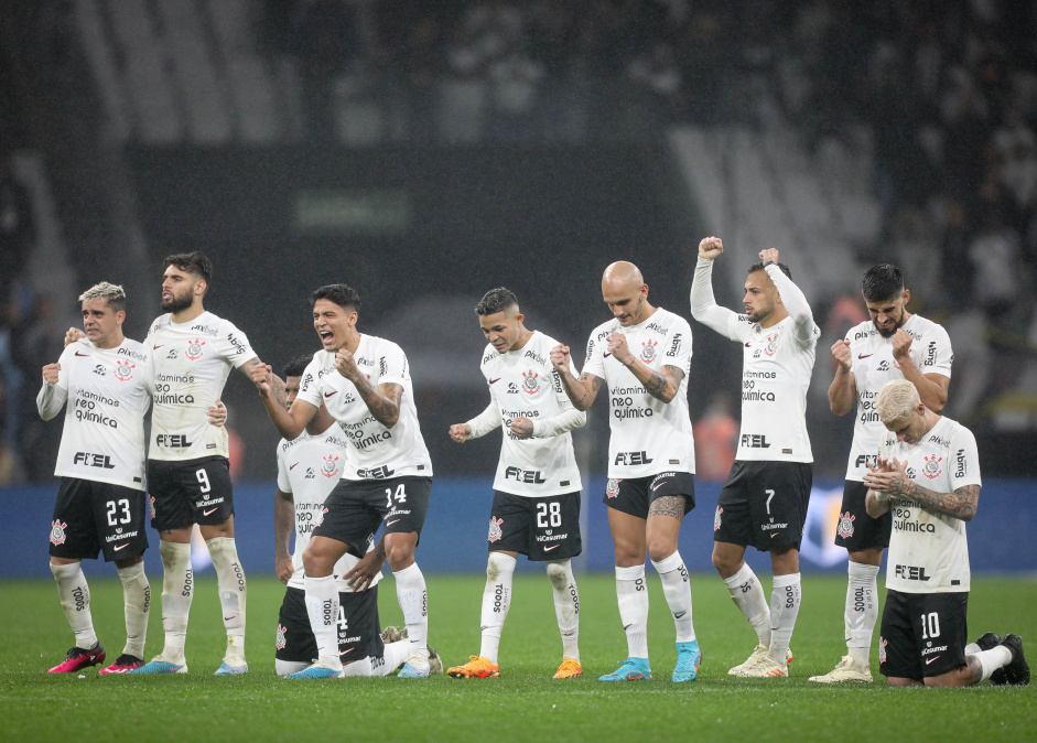 Jogadores do Corinthians vibrando durante disputa de pnaltis
