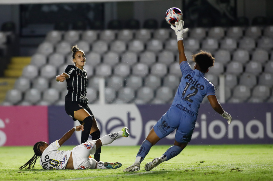 Gabi Portilho finaliza a gol na partida contra o Santos, pelo Paulisto Feminino
