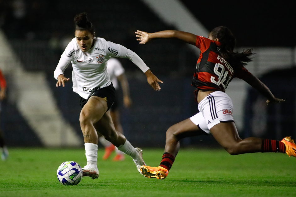 Isabela brigando pela bola contra o Flamengo