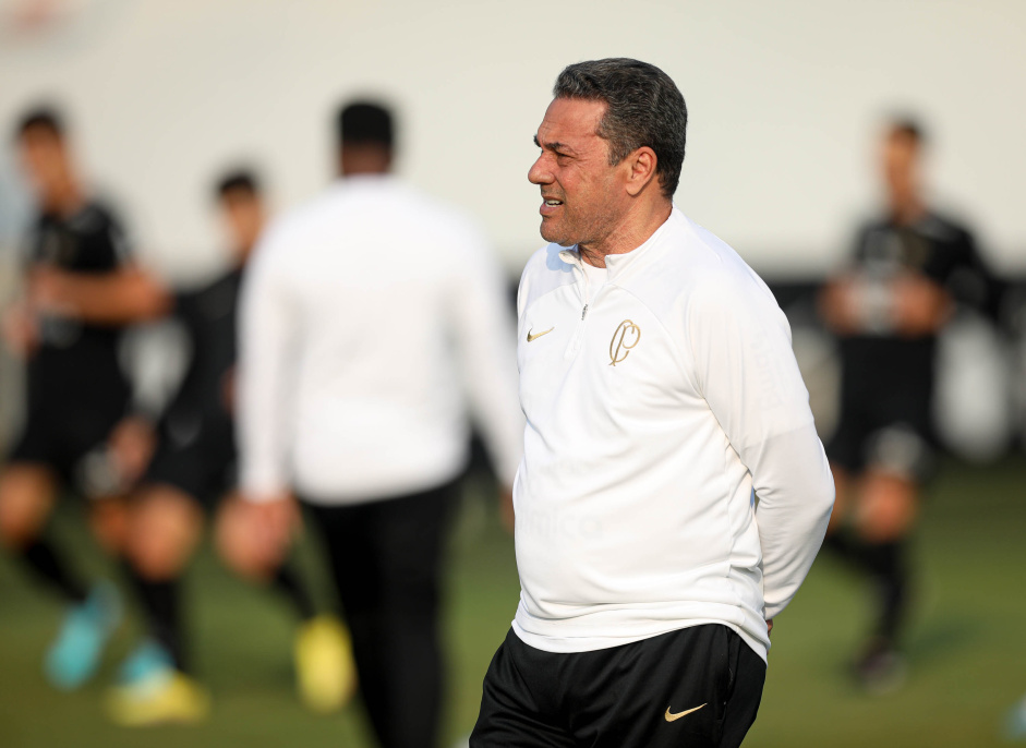 O elenco de futebol profissional masculino do Corinthians treinar seis vezes nesta semana