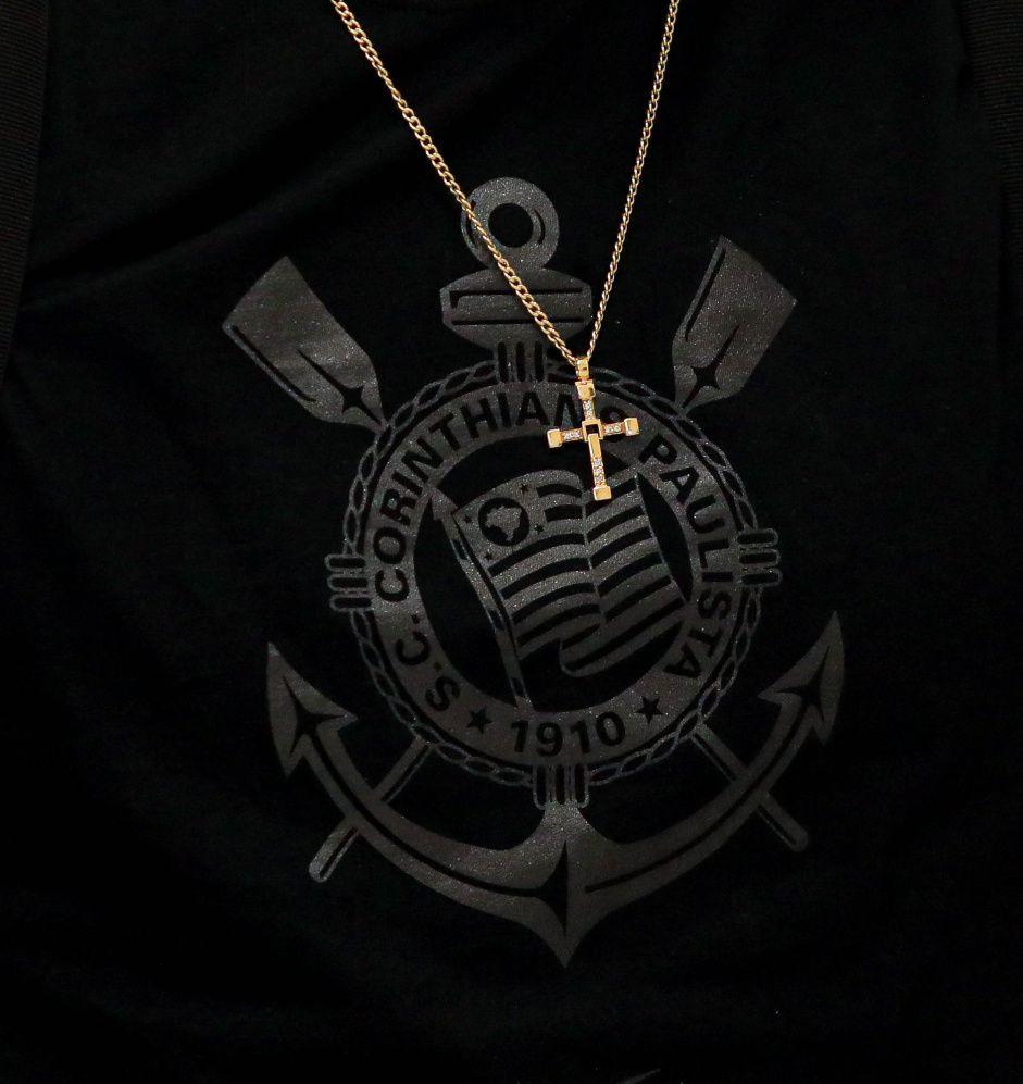 Colar com uma cruz dourada em cima do escudo do Corinthians