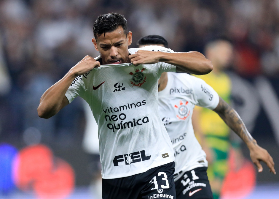 Ruan Oliveira arrancando a prpria camisa enquanto comemora o gol marcado contra o Cuiab