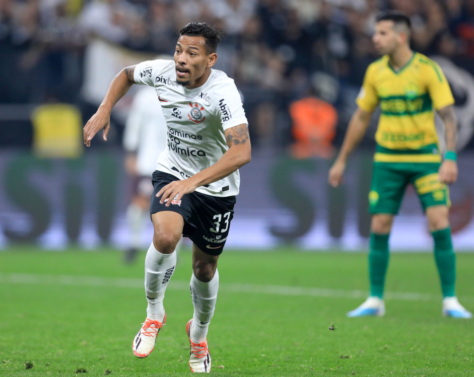 Ruan Oliveira correndo na Neo Qumica Arena durante jogo contra o Cuiab