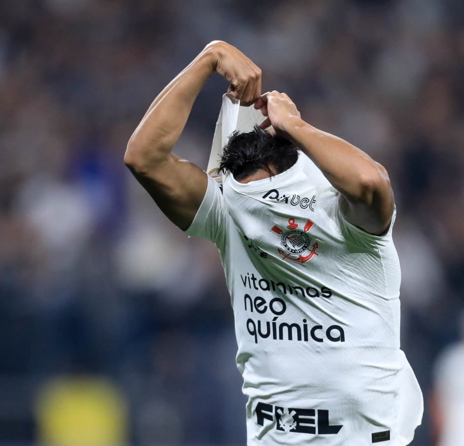 Ruan Oliveira retirando a camisa enquanto comemora o gol marcado contra o Cuiab
