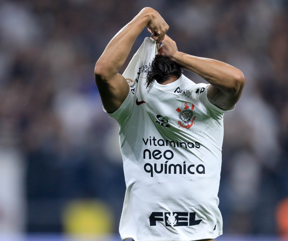Ruan Oliveira tirando a camisa durante comemorao do seu gol contra o Cuiab