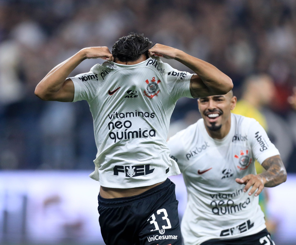 Ruan Oliveira tirando a camisa e Bidu correndo atrs dele para comemorar