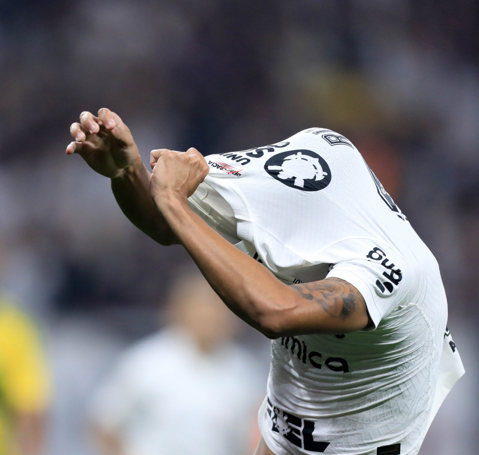 Ruan Oliveira tirando a camisa enquanto comemora seu primeiro gol pelo Corinthians