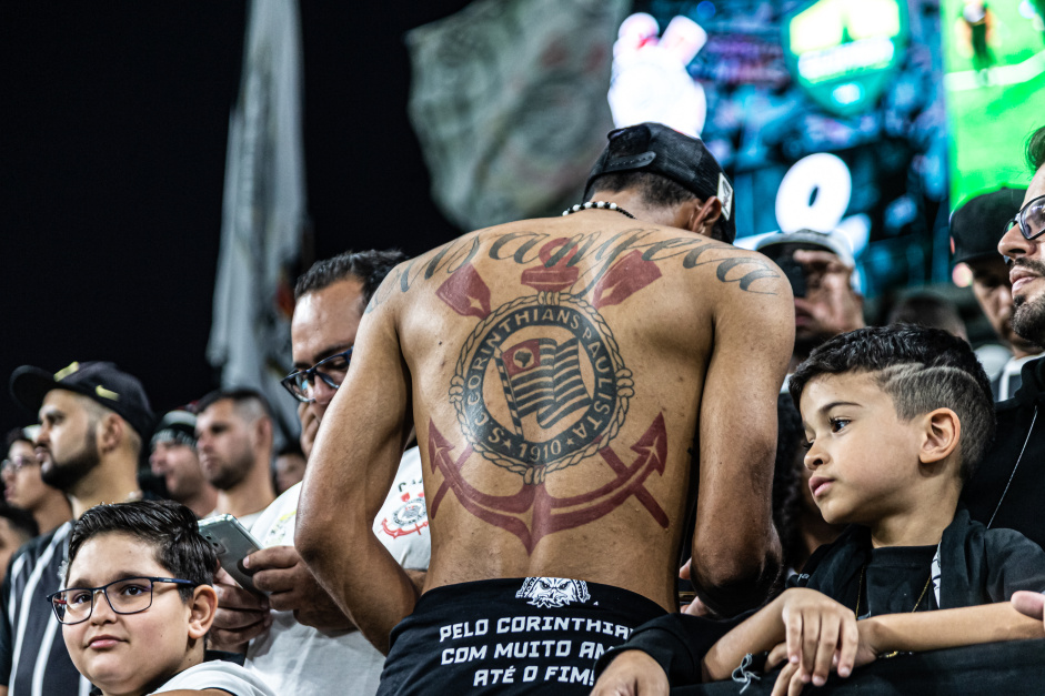 Torcedor do Corinthians com o escudo do clube tatuado nas costas na Neo Qumica Arena