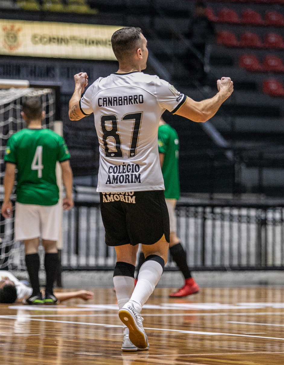 Canabarro comemora gol em jogo do Corinthians contra o Aroeira