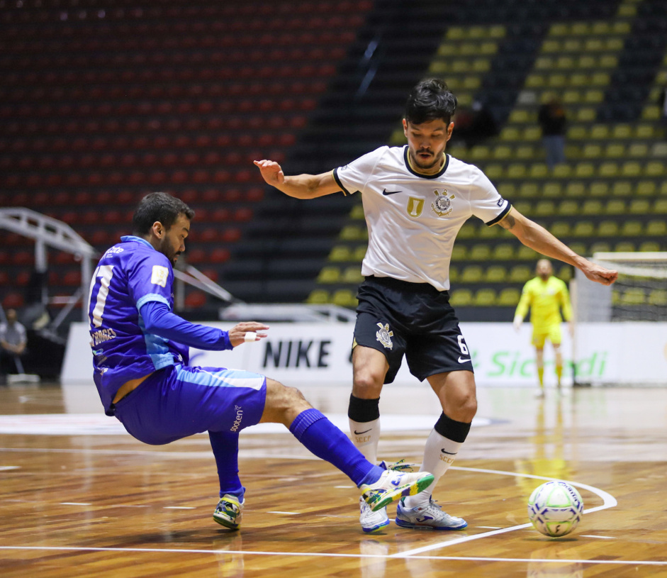Daniel disputa bola em jogo do Corinthians contra o Braslia pela Copa do Brasil de Futsal