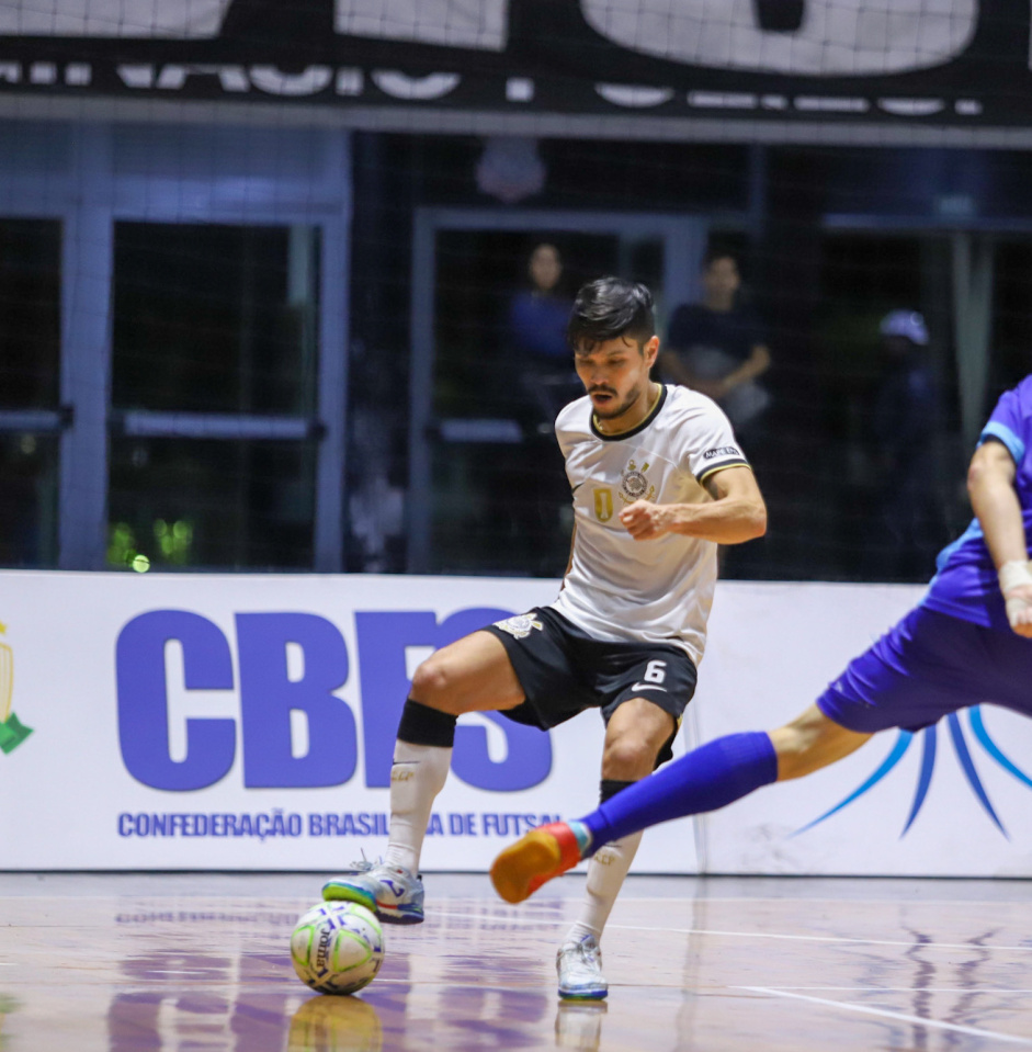 Daniel domina bola em jogo do Corinthians contra o Braslia pela Copa do Brasil de Futsal