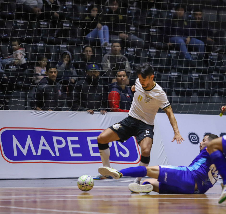 Daniel tenta proteger a bola em jogo do Corinthians contra o Braslia pela Copa do Brasil de Futsal