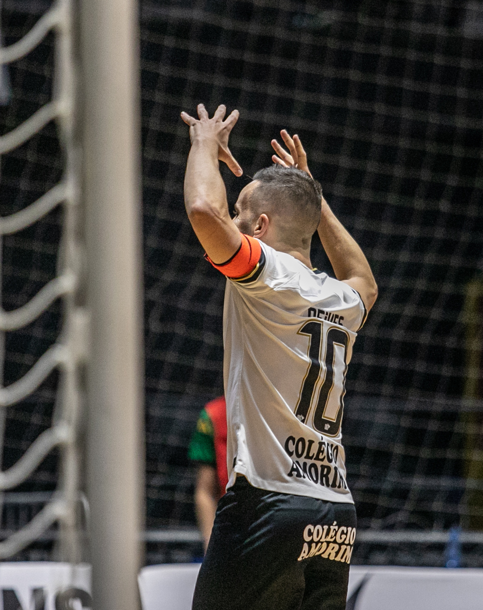 Deives comemora gol em jogo do Corinthians contra o Aroeira