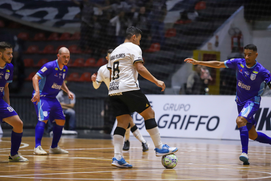 Gugu Flores de frente para o marcador em jogo do Corinthians contra o Braslia pela Copa do Brasil