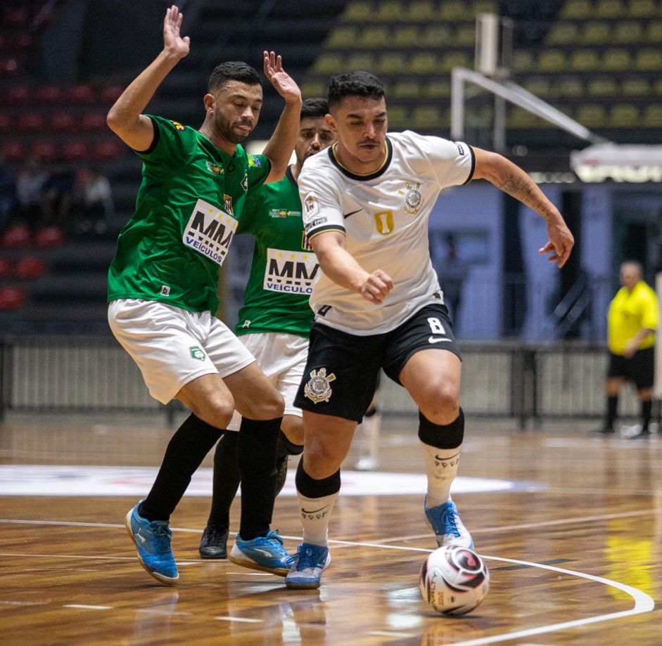 Gugu Flores passa por adversrio em jogo do Corinthians contra o Aroeira