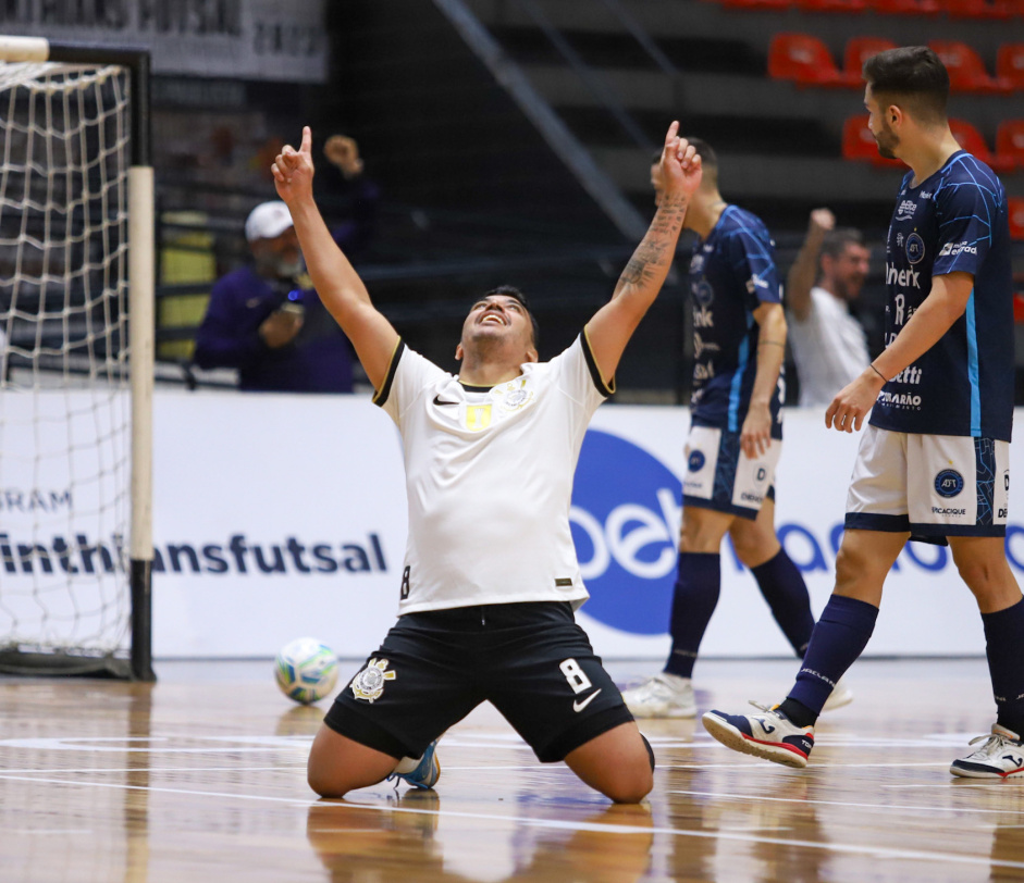Gugu Flores ajoelhado e apontando para o cu em comemorao de gol marcado pelo Corinthians