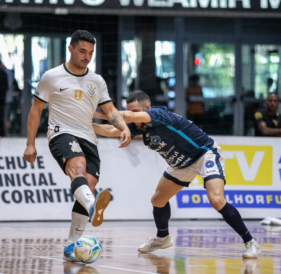 Gugu Flores rola a bola em jogo do Corinthians contra o Tubaro pela LNF