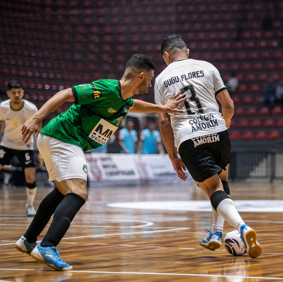 Gugu Flores tenta passar por adversrio em jogo do Corinthians contra o Aroeira