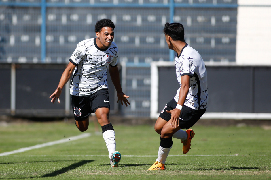 Juninho e Guilherme Henrique comemoram gol em jogo do Corinthians contra o Santo Andr