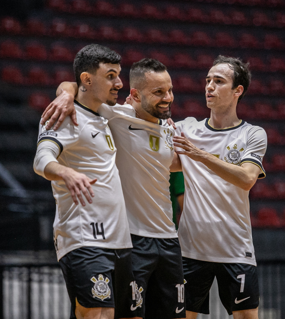 Lucas Martins, Deives e Yan comemoram gol em jogo do Corinthians contra o Aroeira