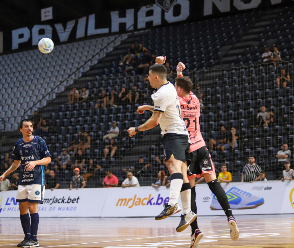 Lucas Martins disputa bola com goleiro em jogo do Corinthians contra o Tubaro pela LNF
