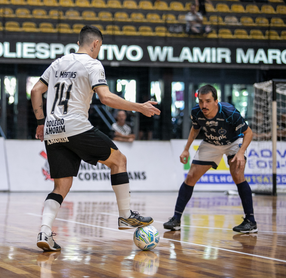 Lucas Martins encara marcador em jogo do Corinthians contra o Tubaro pela LNF
