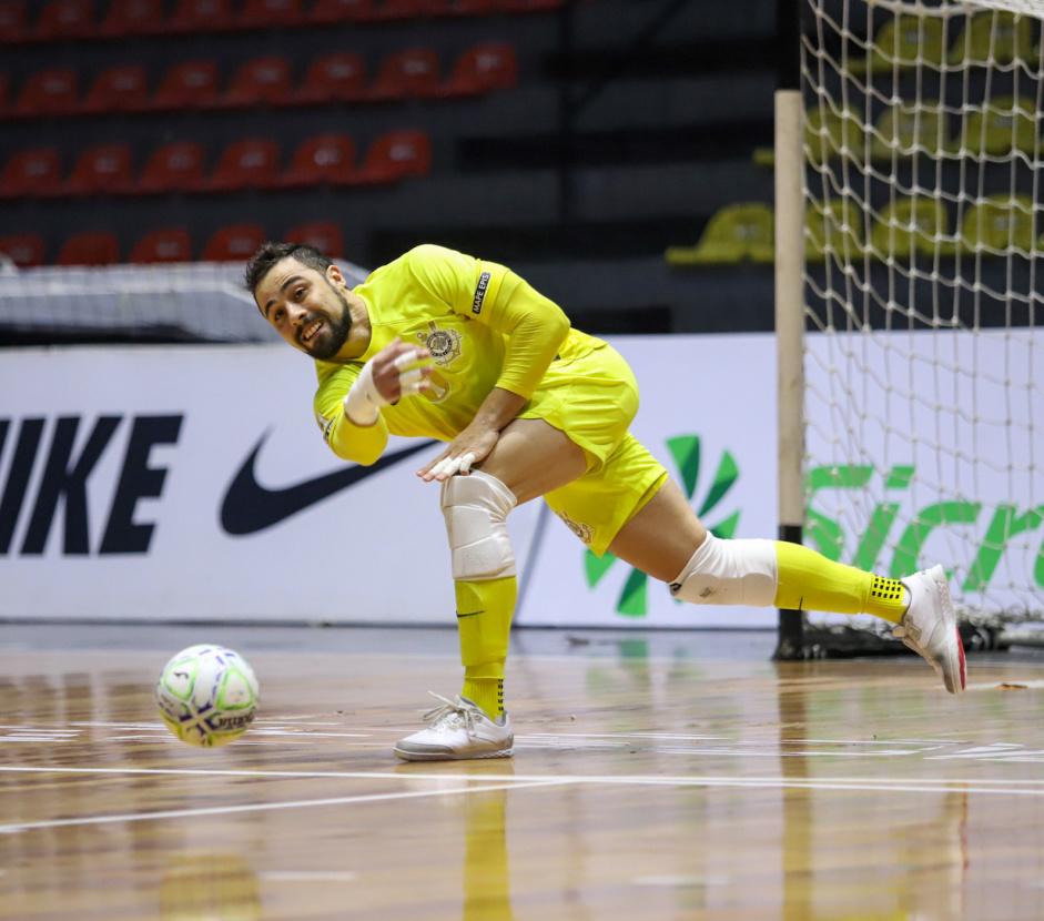 Lucas Oliveira faz reposio em jogo do Corinthians contra o Braslia pela Copa do Brasil de Futsal