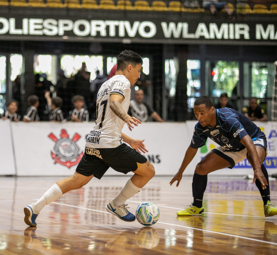 Luisinho tenta passar pelo marcador em jogo do Corinthians contra o Tubaro pela LNF